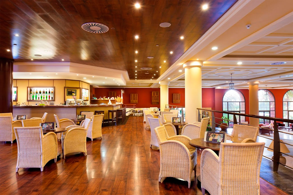 Großes Restaurant mit Holzboden und geflochtenen Stühlen in Puerto de la Cruz, Teneriffa.