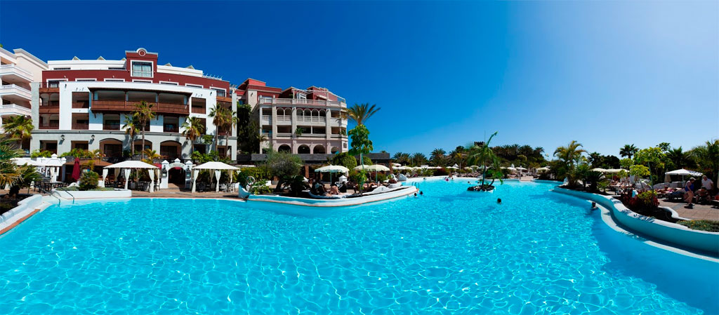 Geräumiger Swimmingpool vor einem Hotel in Costa Adeje, Teneriffa.