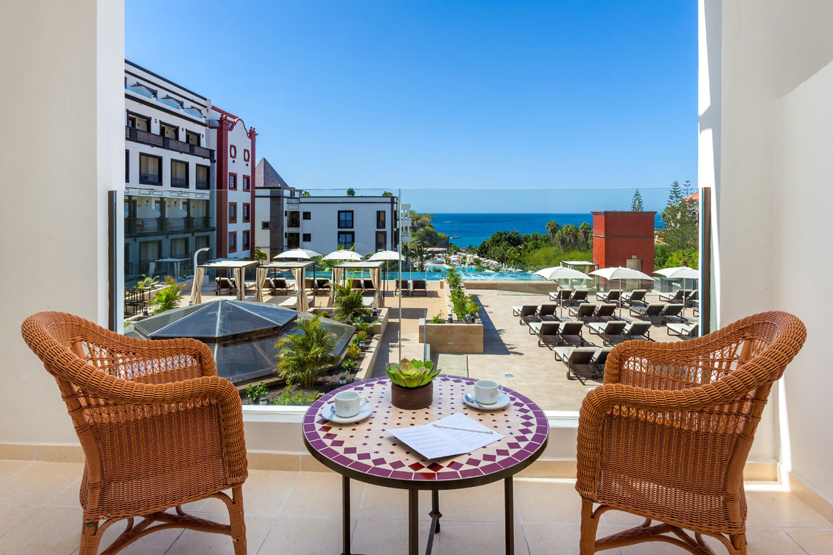 Terrasse mit Blick auf Pool und Meer in Hotel auf Teneriffa.