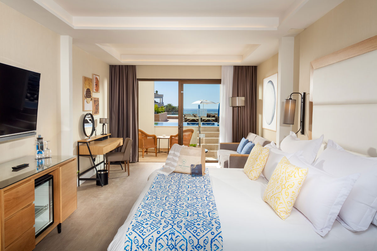Hotelzimmer in Teneriffa mit Blick auf Terrasse und Meer.