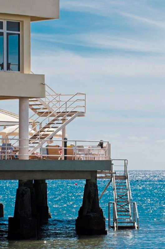 Treppenhaus und Terrasse am Meer in Santa Cruz de Tenerife.