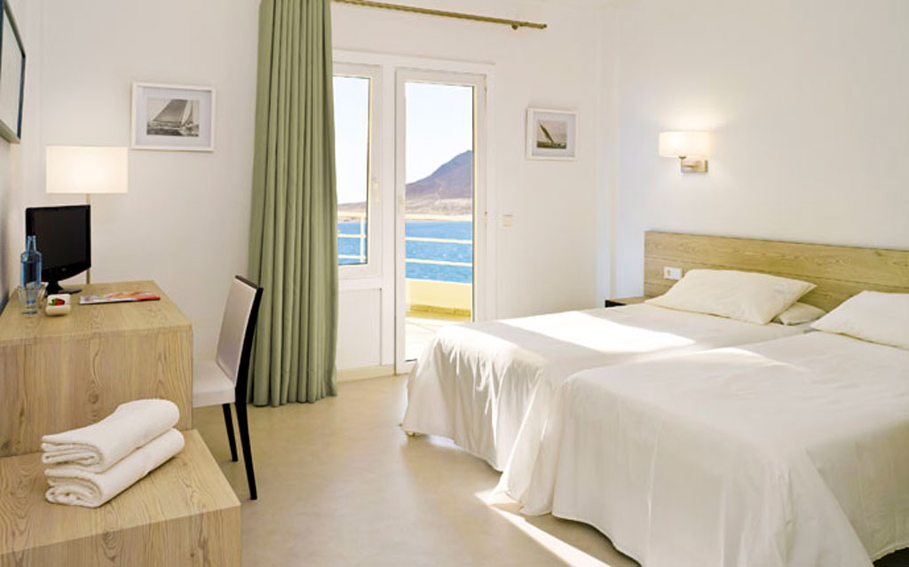 Hotelzimmer mit Doppelbett und Schreibtisch, Blick auf Meer in Teneriffa.