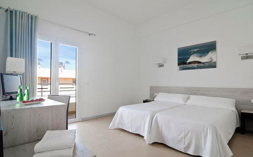 Zweibettzimmer in einem Hotel in Puerto de la Cruz mit Balkonblick.