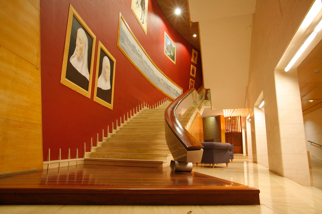 Treppe mit Gemälden an roter Wand im Auditorium von Santa Cruz de Tenerife.