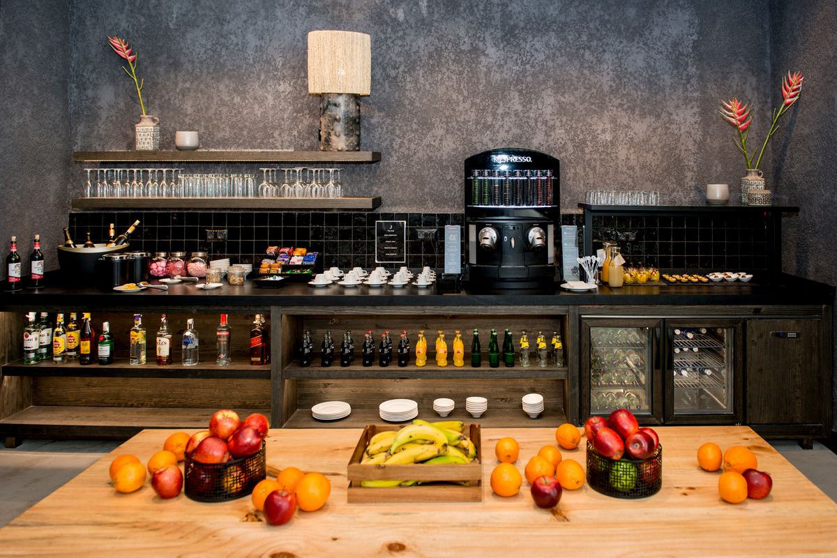 Snacks und Getränke auf einer Hotelbar in Santa Cruz, Teneriffa.