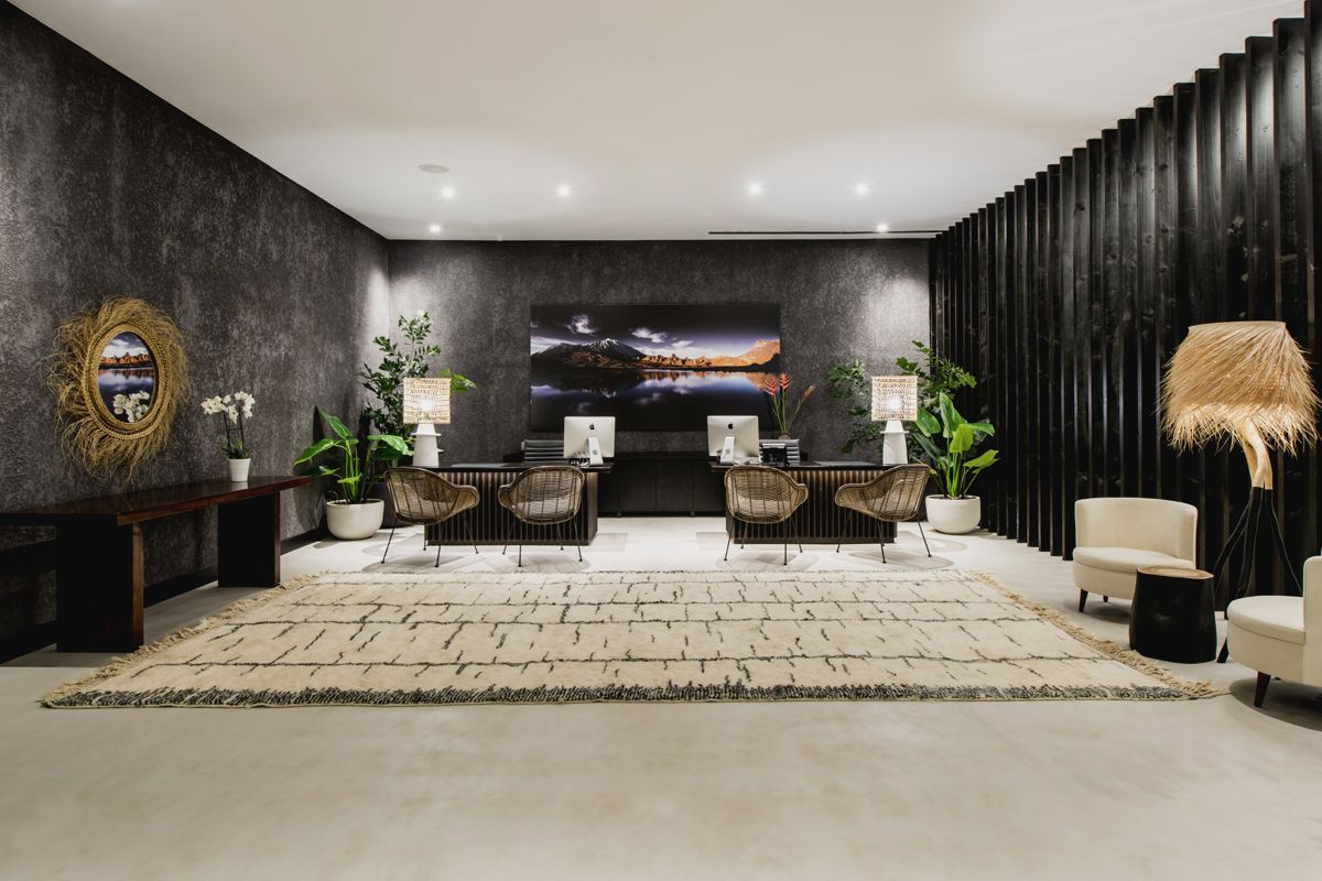 Modernes Hotel-Lobby-Design in Teneriffa mit Pflanzen und Schreibtischen.