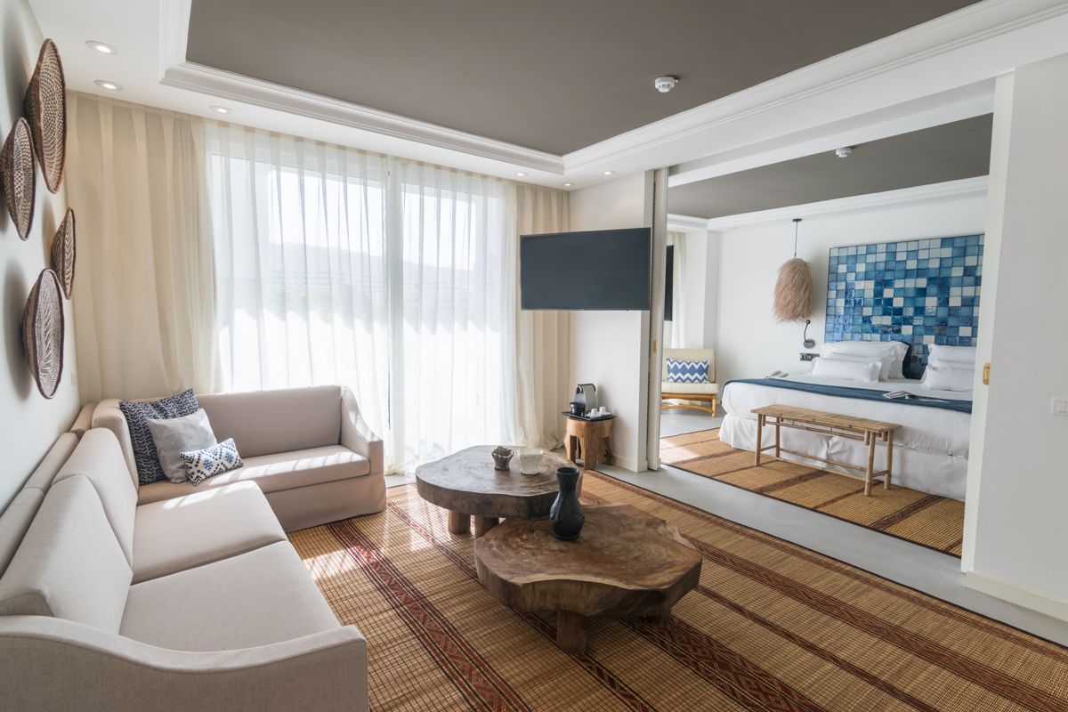 Wohnraum mit Sofa und Couchtisch, angrenzend an Schlafzimmer in Costa Adeje, Teneriffa.