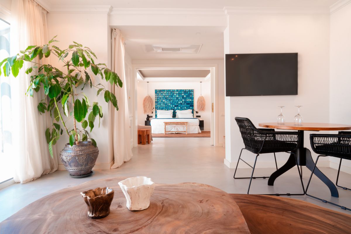 Moderne Hotelzimmer in Teneriffa mit Pflanzen und Dekorationsdetails.