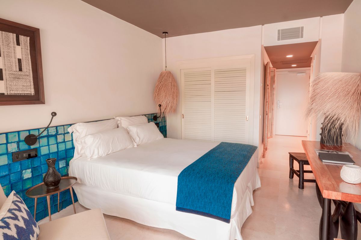 Schlafzimmer mit Doppelbett, blauem Bettläufer und Dekoration in Puerto de la Cruz.