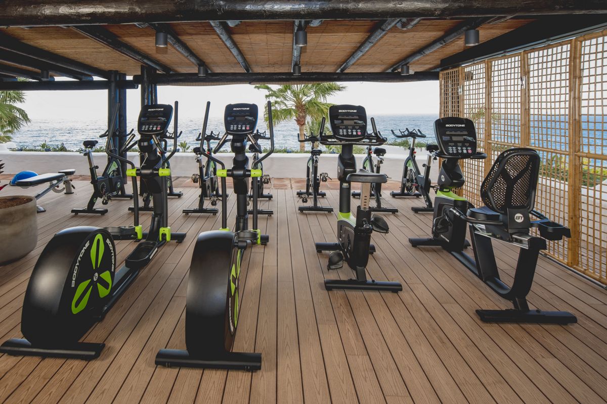 Fahrräder im Fitnessstudio mit Meerblick in Costa Adeje, Teneriffa.
