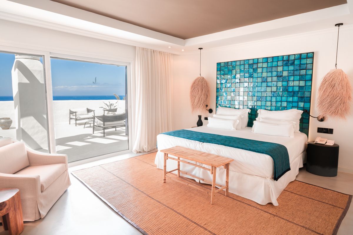 Modernes Schlafzimmer mit Terrasse und Meerblick in Tenerife.