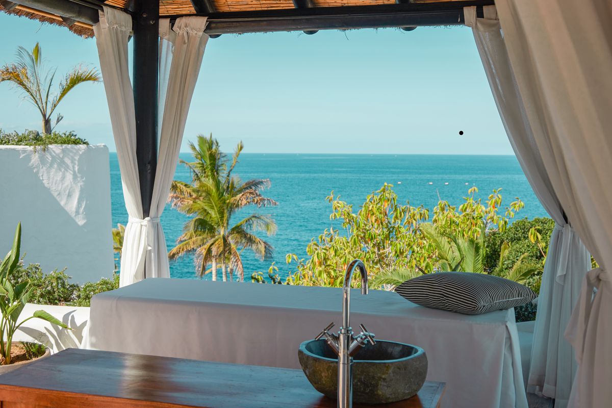 Wellnessbereich mit Meerblick in Costa Adeje, Palme im Hintergrund.