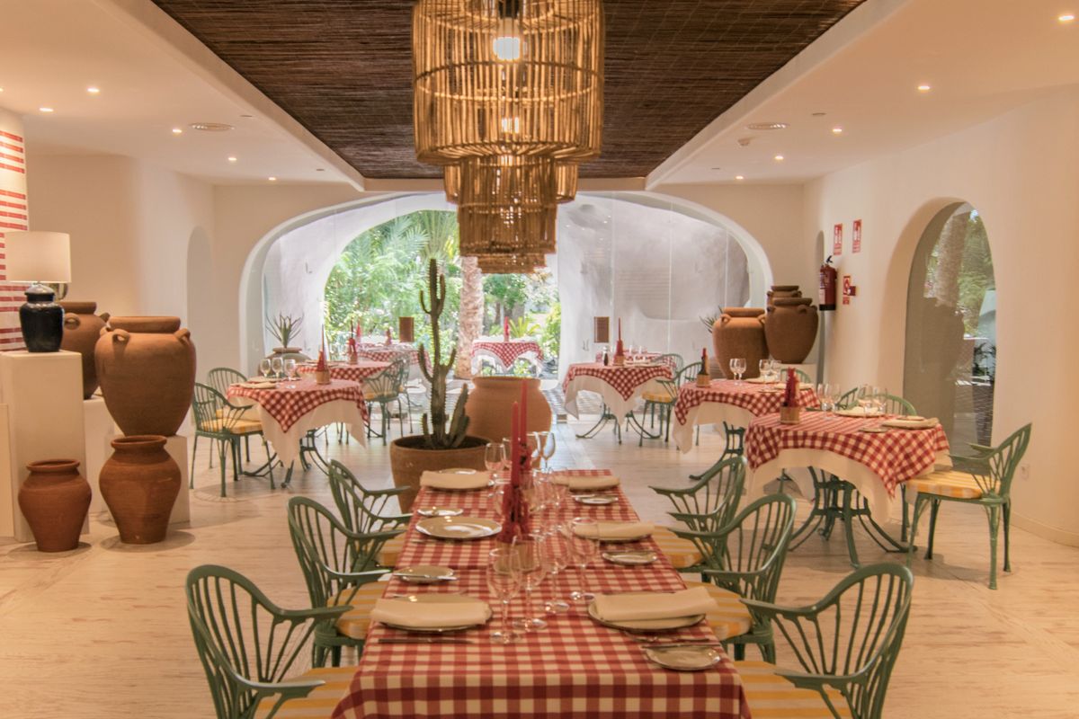 Restaurant in Teneriffa mit Tischen und rot-weiß karierten Tischdecken.