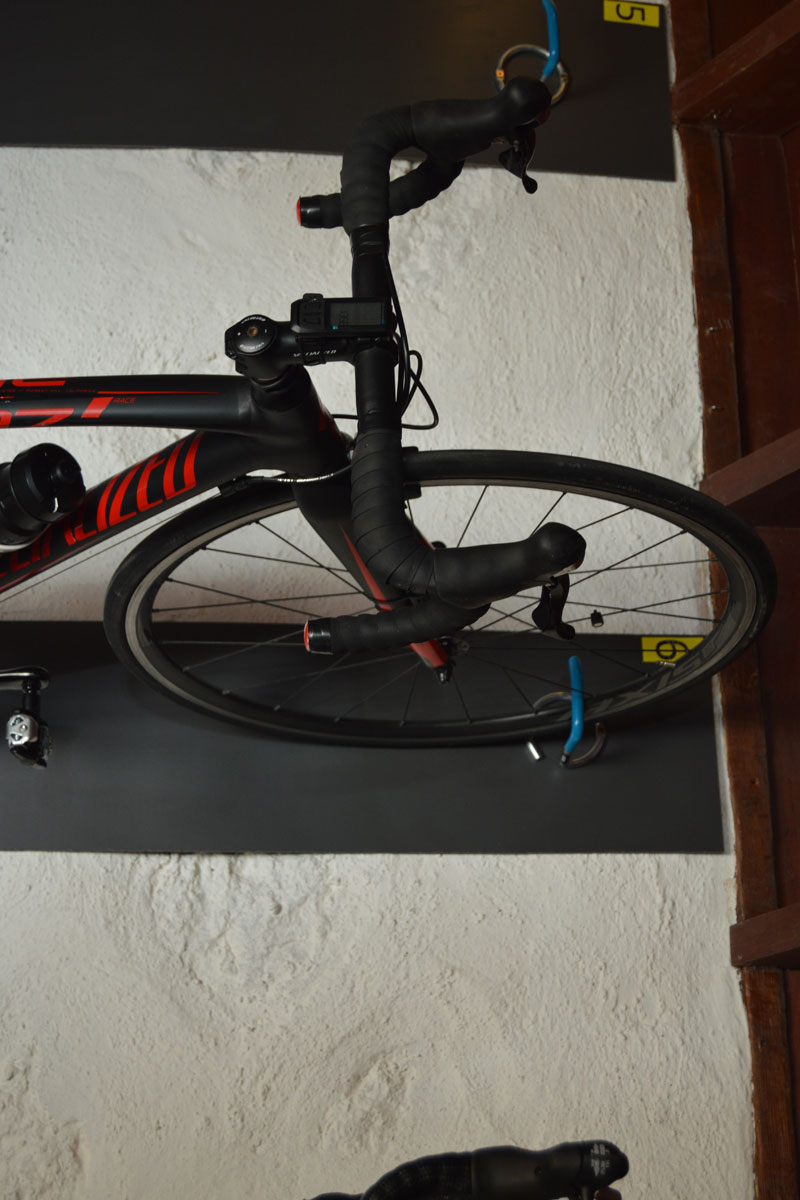 Fahrradlenker und Vorderrad an einer weißen Wand in Santa Cruz de Tenerife.