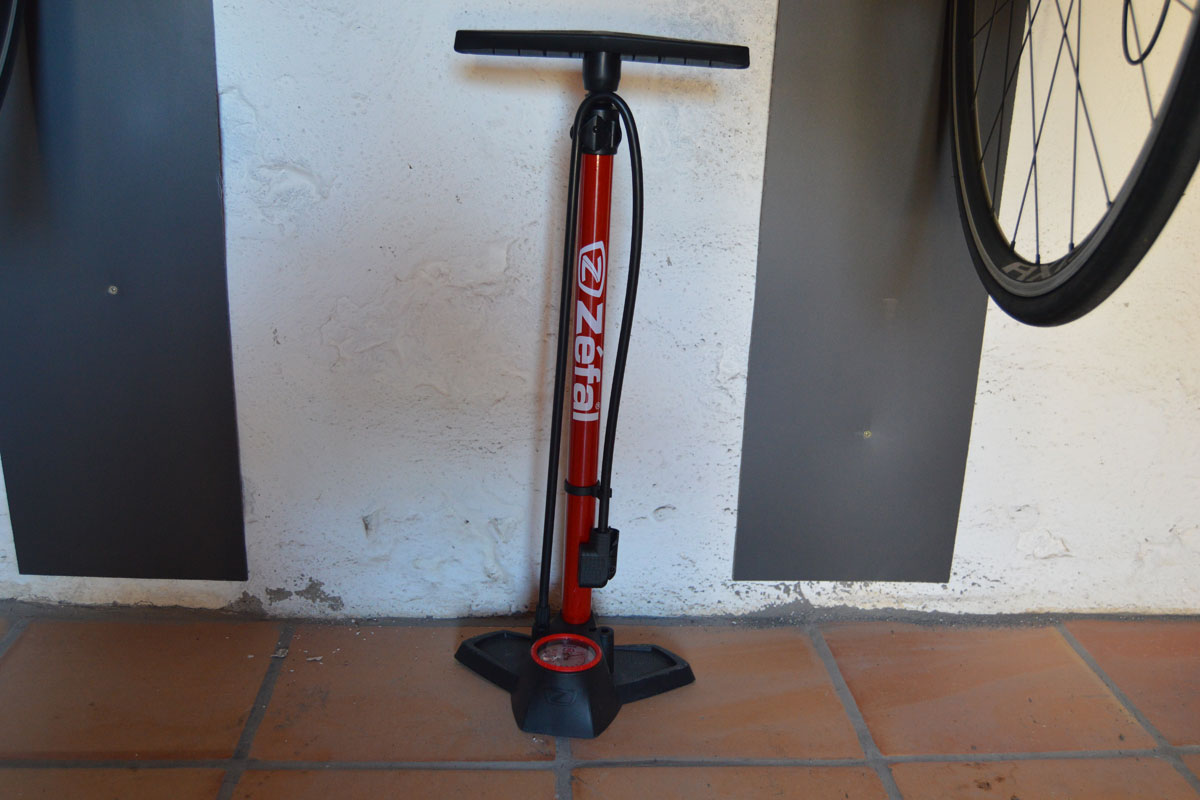 Fahrradpumpe Zéfal neben einem Wandregal in einem Raum in Tenerife.