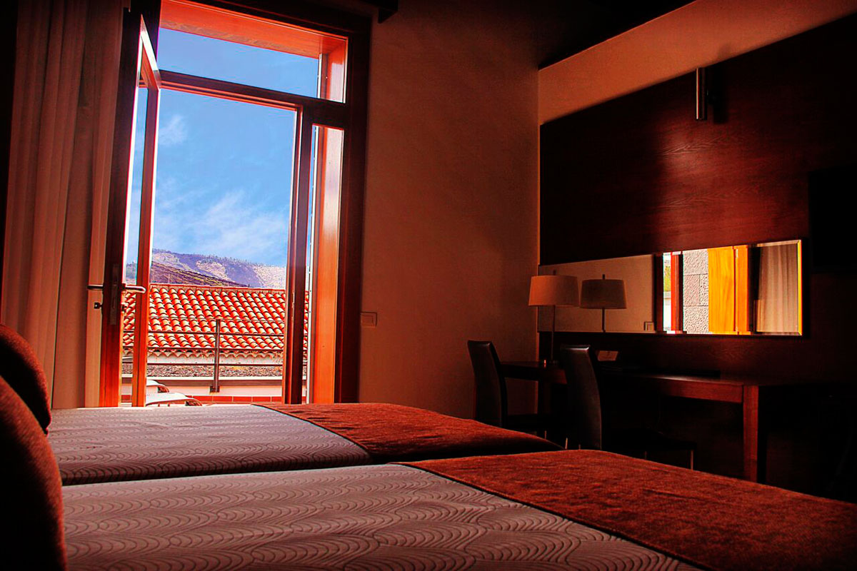 Offenes Fenster mit Blick auf roten Ziegeldach in Vilaflor, Teneriffa.