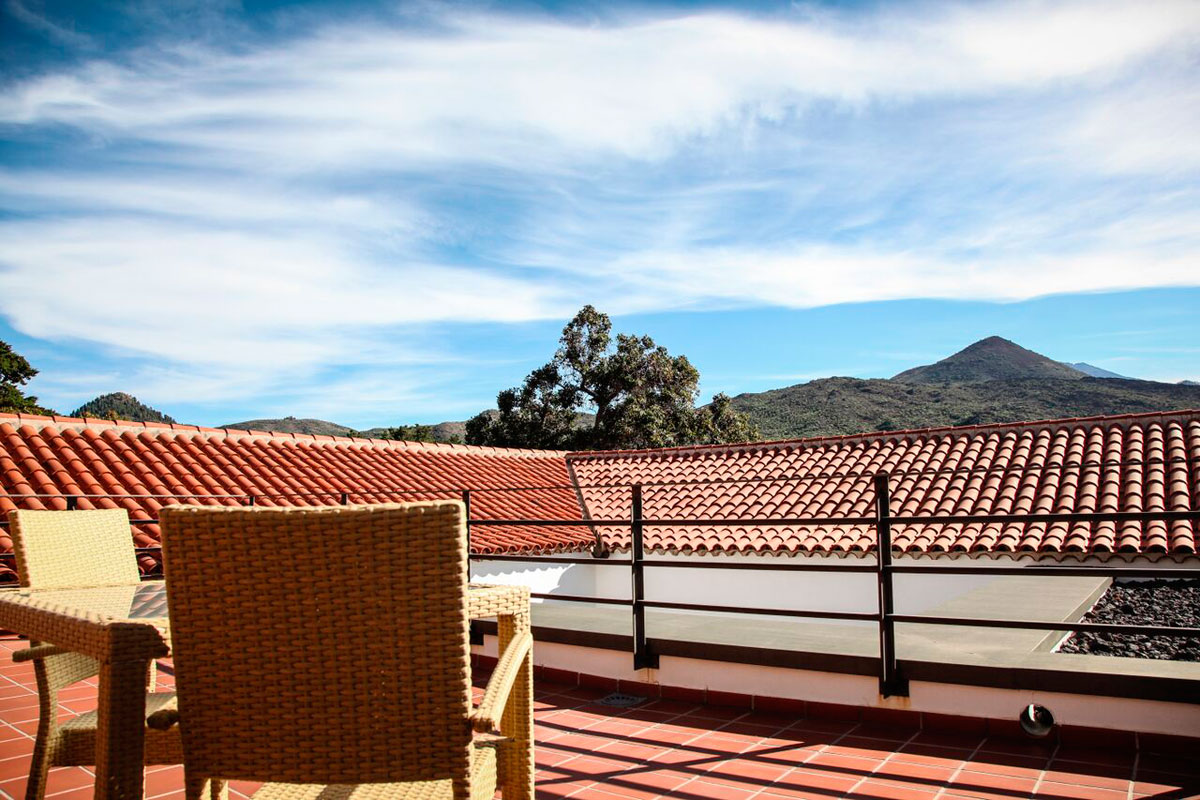 Terrasse mit Blick auf rote Ziegeldächer und Berge in Teneriffa.