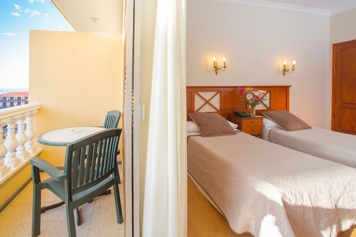 Zwei Einzelbetten in einem Zimmer mit Meerblick in Puerto de la Cruz, Teneriffa.
