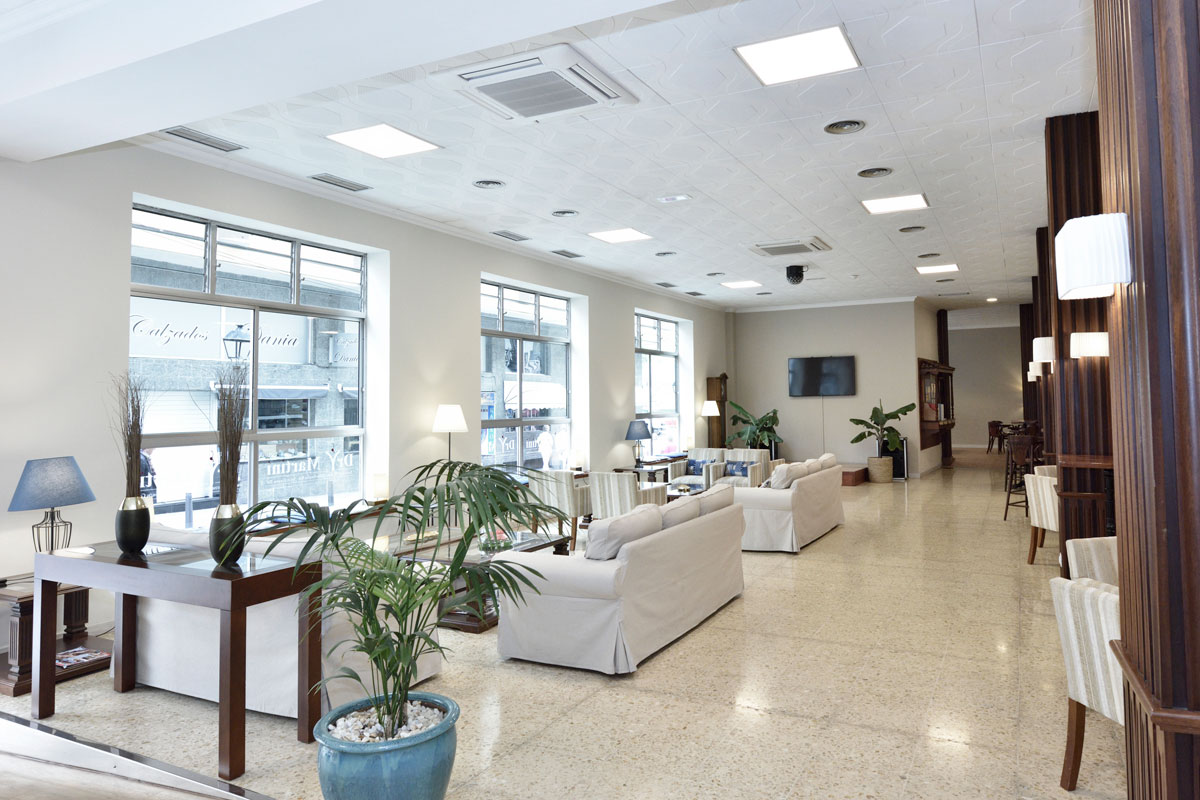 Helle Lobby mit Sofas und Pflanzen in Hotel Teneriffa.