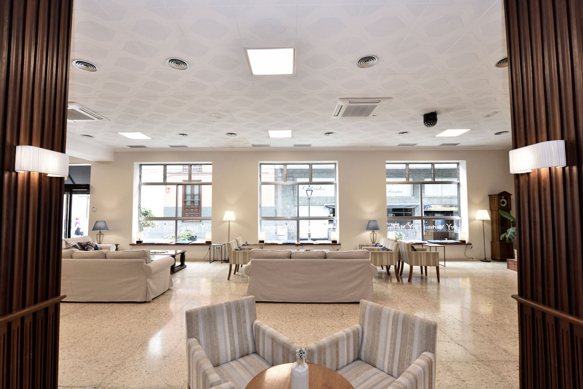 Wohnbereich in einem Hotel auf Teneriffa mit Sofas und Sesseln.