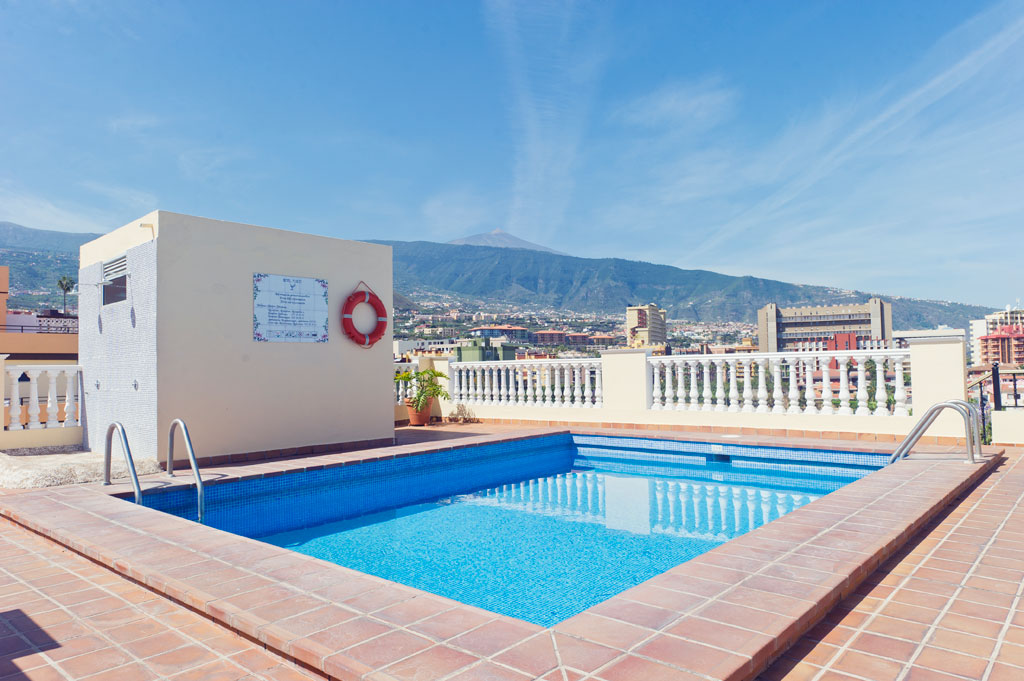 Rundpool auf einer Dachterrasse, mit Blick auf Puerto de la Cruz, Teneriffa.