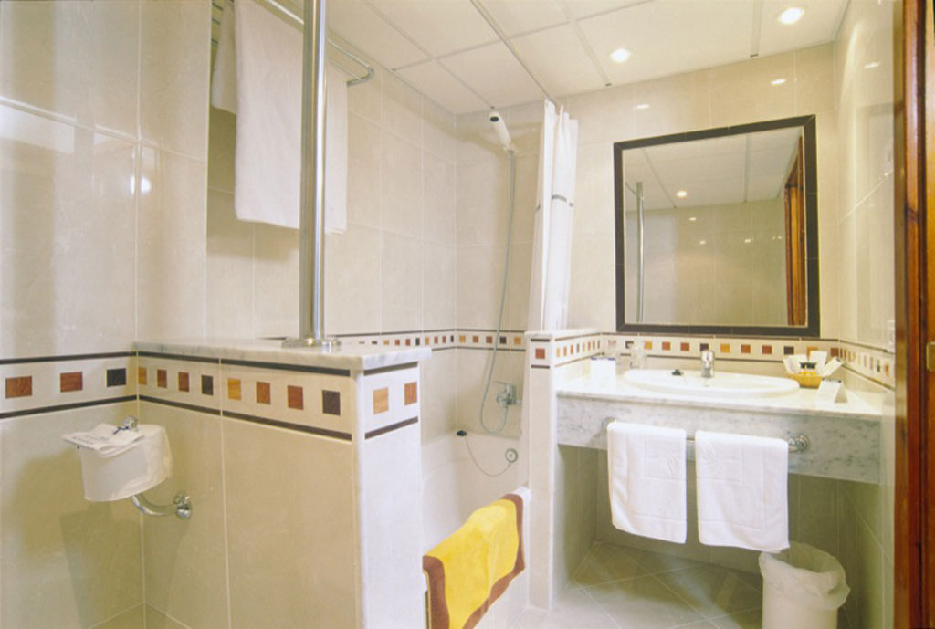 Modernes Badezimmer mit Dusche und Waschbecken im Hotelzimmer in Puerto de la Cruz, Teneriffa.