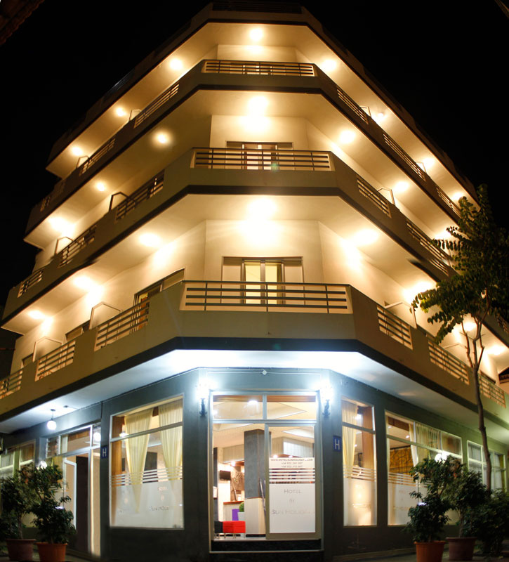 Mehrstöckiges Gebäude in Puerto de la Cruz bei Nacht beleuchtet.