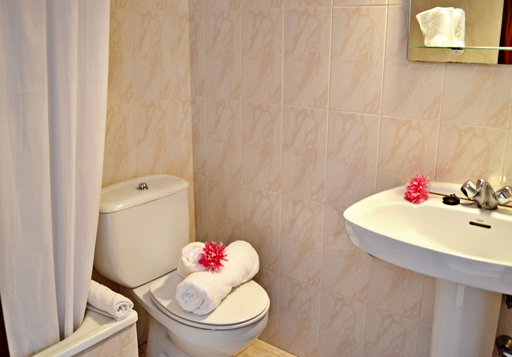 Toilette mit Waschbecken in einem Hotelbad in Puerto de la Cruz, Teneriffa.
