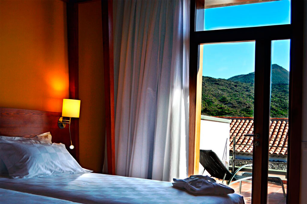 Zimmer mit Blick auf Berge und Terrasse in Tenerife.