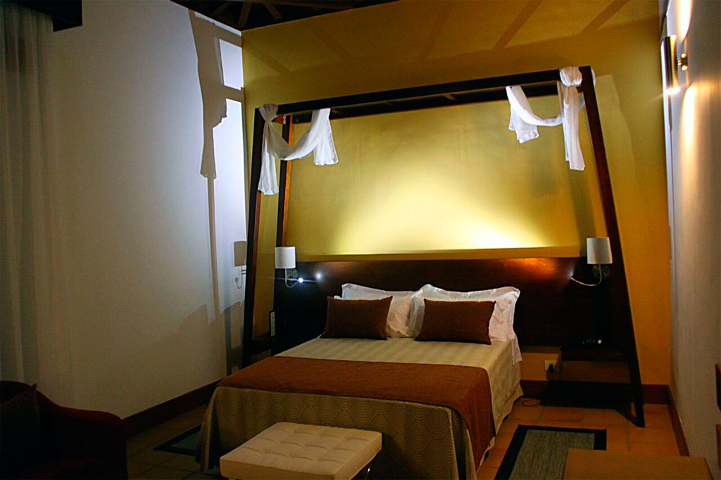 Hotelzimmer mit beleuchtetem Himmelbett in Puerto de la Cruz, Teneriffa.