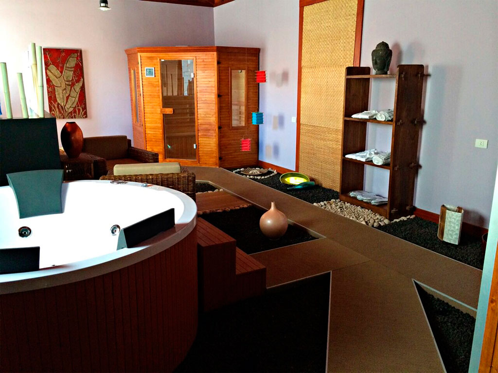 Spa-Raum mit Jacuzzi, Sauna und Regalen im Hotel in Tenerife.