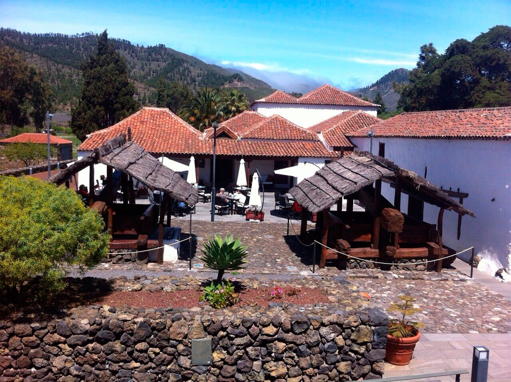 Historischer Innenhof mit Holzhütten in La Esperanza, Teneriffa.