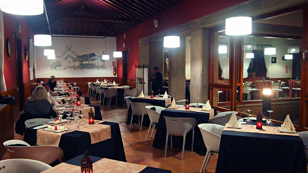 Restaurant mit gedeckten Tischen und Gästen in Santa Cruz de Tenerife.