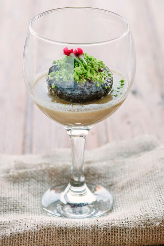 Ein Glas mit kreativ angerichtetem Dessert auf einem Tuch, Teneriffa.