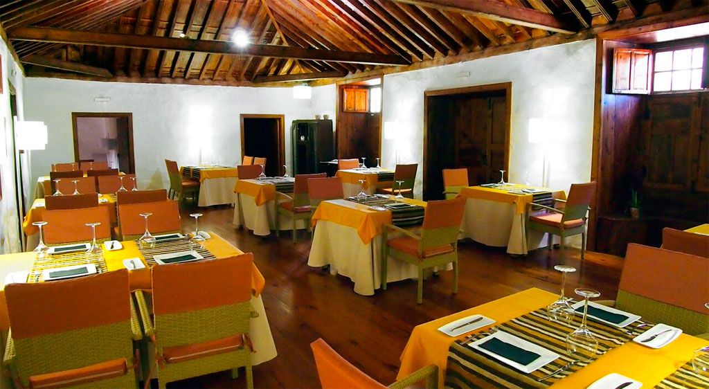 Ein elegantes Restaurant in Puerto de la Cruz auf Teneriffa mit gedeckten Tischen.