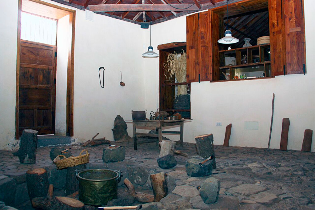 Traditionelle Küche in Puerto de la Cruz mit Holztüren und Holzmöbeln.