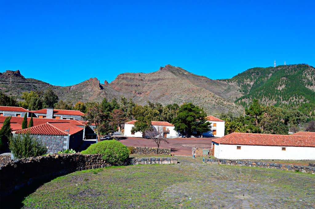Gebäude mit roten Dächern vor Bergen in Vilaflor, Teneriffa.