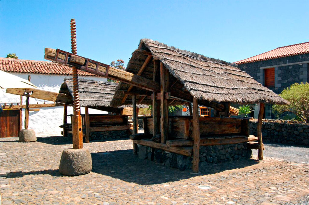 Traditionelle kanarische Weinpresse in einem Hof in Icod de los Vinos, Teneriffa.