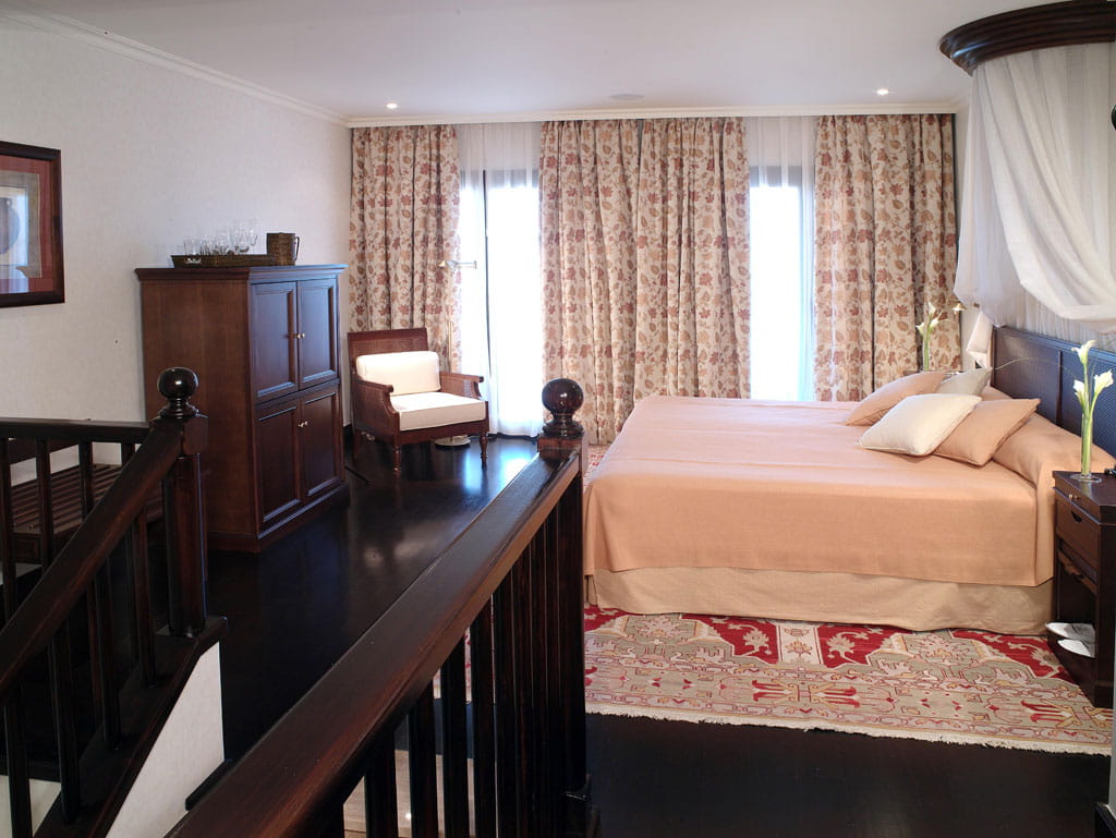 Elegantes Schlafzimmer in Santa Cruz de Tenerife mit Möbeln und Vorhängen.