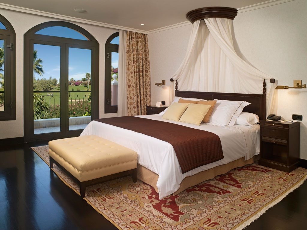 Luxuriöses Schlafzimmer mit Himmelbett und Balkonblick in Teneriffa.