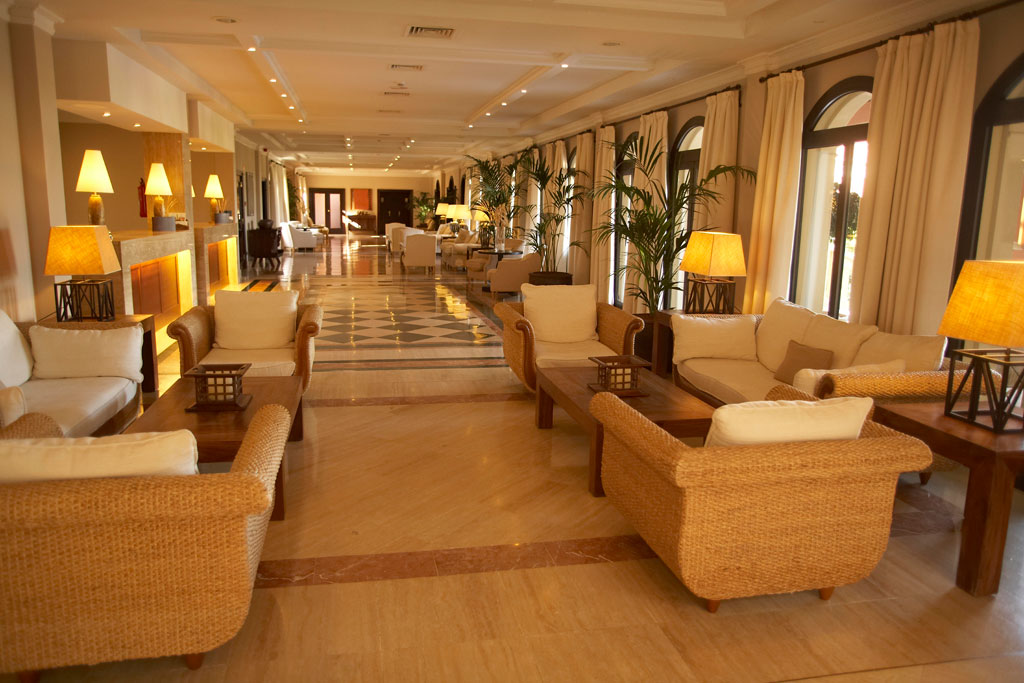 Lobby mit gemütlichen Sesseln und Sofas im Hotel von Teneriffa.