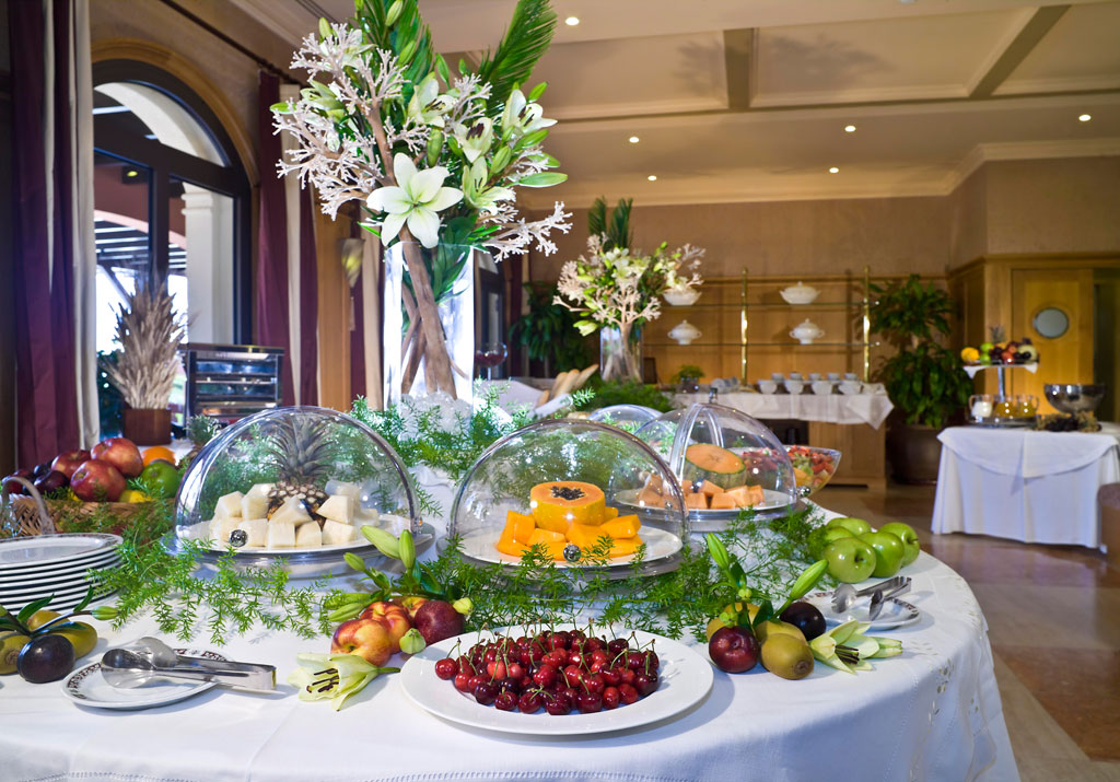 Buffet mit tropischen Früchten und Blumen im Hotelrestaurant in Teneriffa.