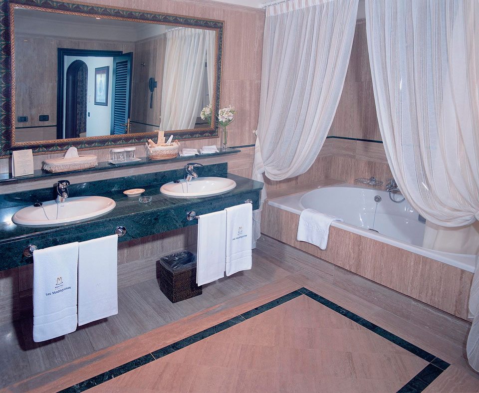 Luxuriöses Badezimmer im Las Madrigueras Hotel, Teneriffa, mit Doppelwaschbecken und Badewanne.