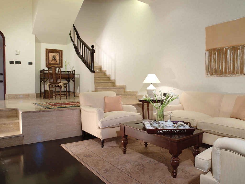 Wohnzimmer mit Sofa, Couchtisch, Stühlen und Treppe in Costa Adeje, Teneriffa.