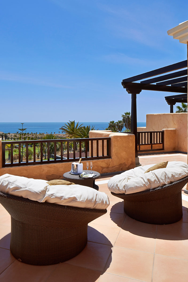 Terrasse mit Meerblick und Rattanmöbeln in Costa Adeje, Teneriffa.