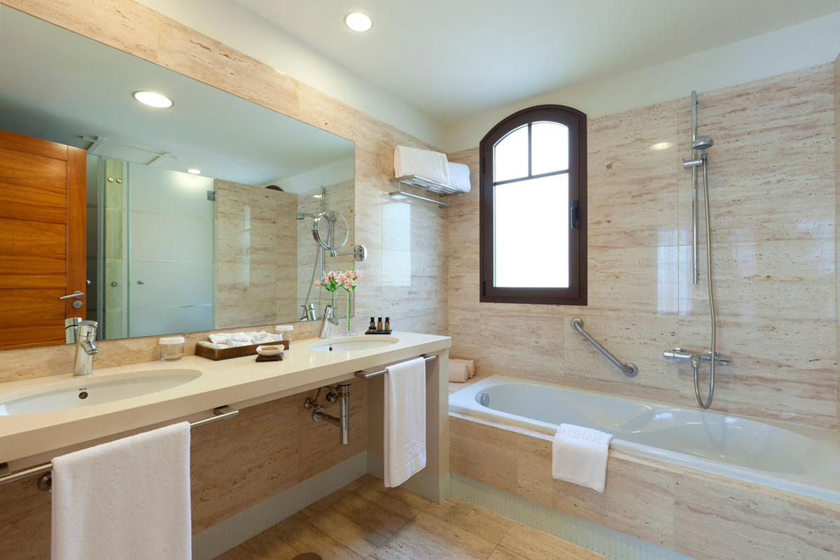 Modernes Badezimmer mit Badewanne und großem Spiegel in Santa Cruz de Tenerife.