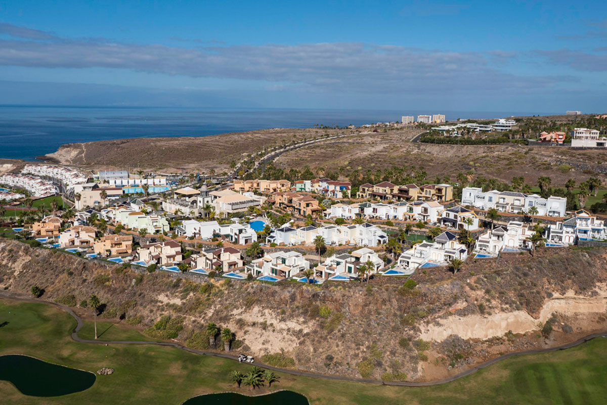Golfresort auf Anhöhe mit Meerblick in Costa Adeje, Teneriffa.