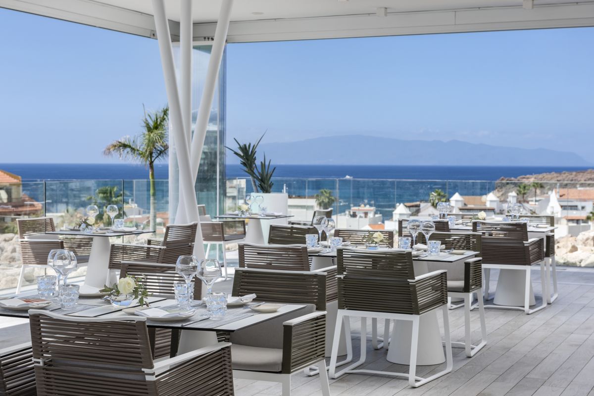 Terrasse mit gedeckten Tischen, Meerblick in Teneriffa.