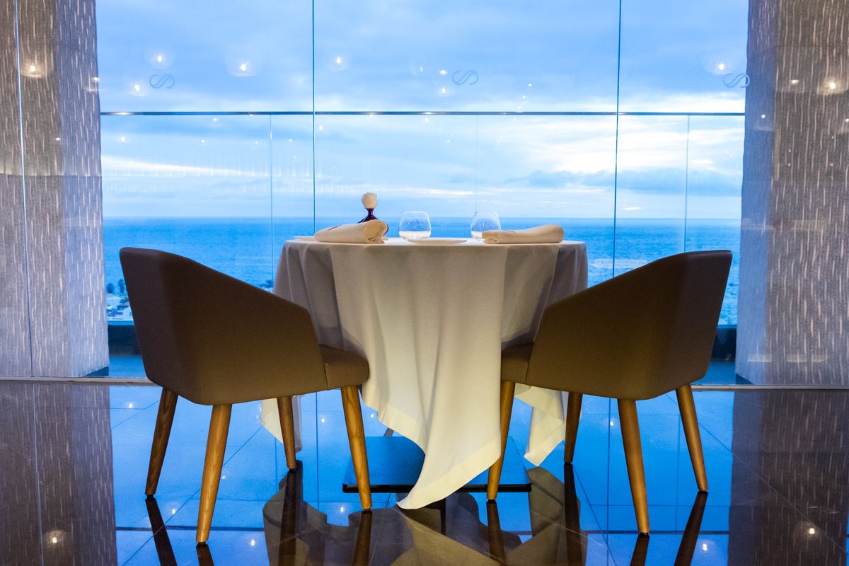 Tisch für zwei Personen mit Meerblick in einem Restaurant in Tenerife.