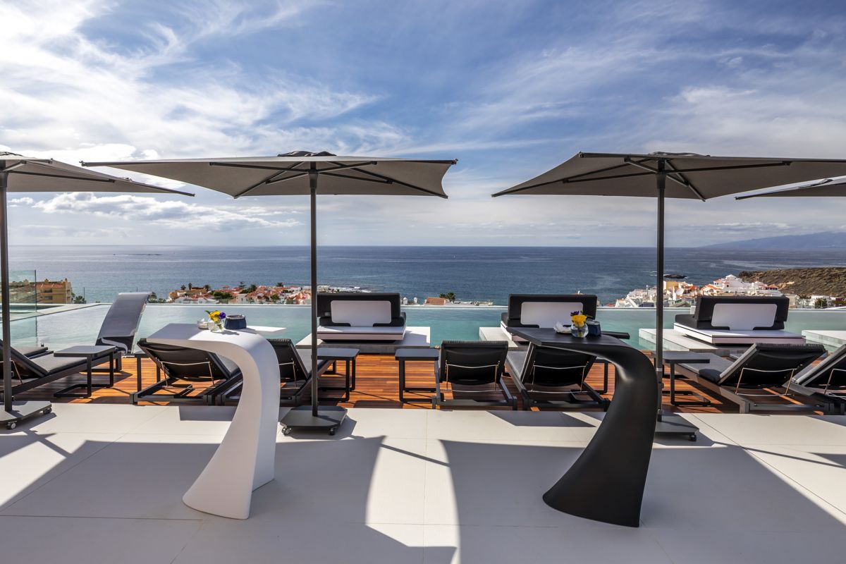 Sonnenliegen und Schirme mit Blick auf das Meer in Tenerife.